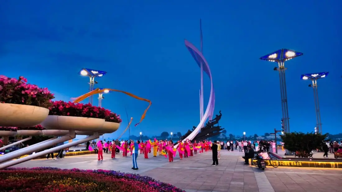 Dandong Uferprommenade mit Show