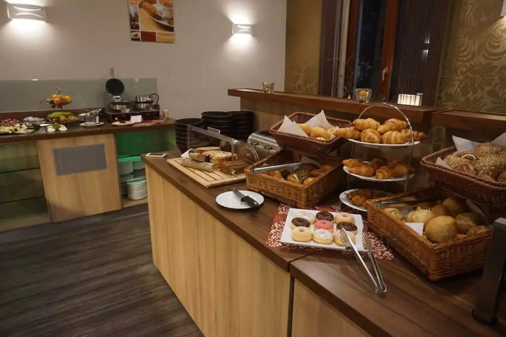Hotel Aurich Brotecke mit Waffeln im Hintergrund