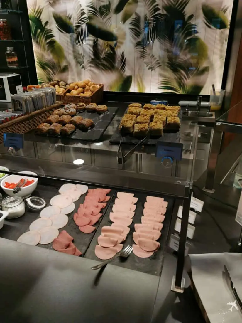 Hyperion Muenchen Fruehstueck Wurst Kuchen