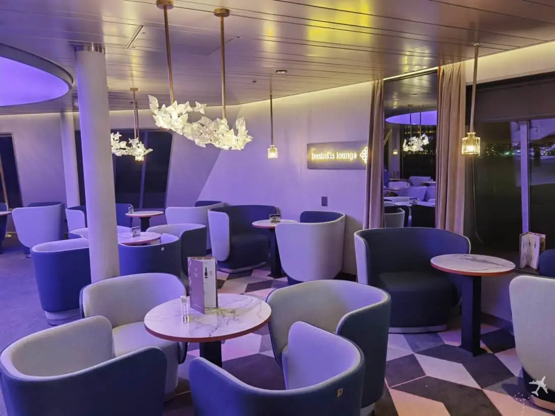 Business Lounge MyStar Schriftzug Sitze